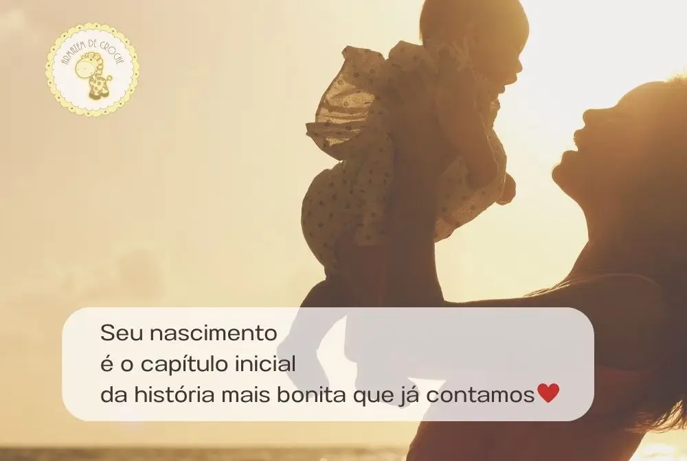 imagem sombreada de mulher erguendo bebe e sol se pondo ao fundo