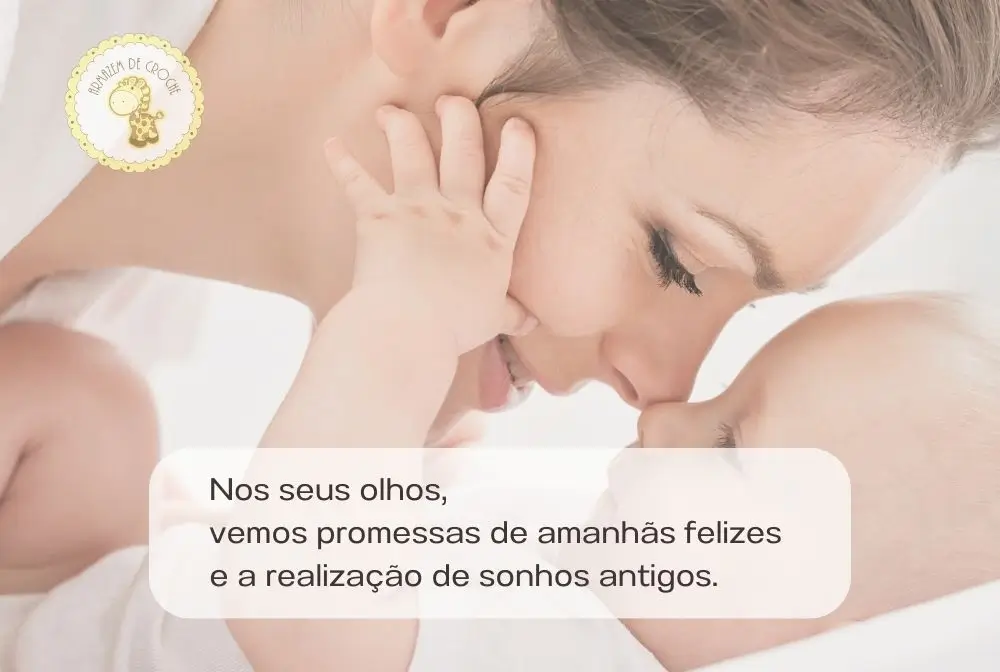 Imagem mulher olhando de frente e encostando nariz bebe que coloca a mão sobre seu rosto