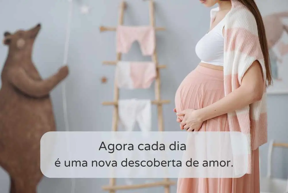 imagem de mulher gravida em um quarto decorado com roupas de bebe segurando sua barriga
