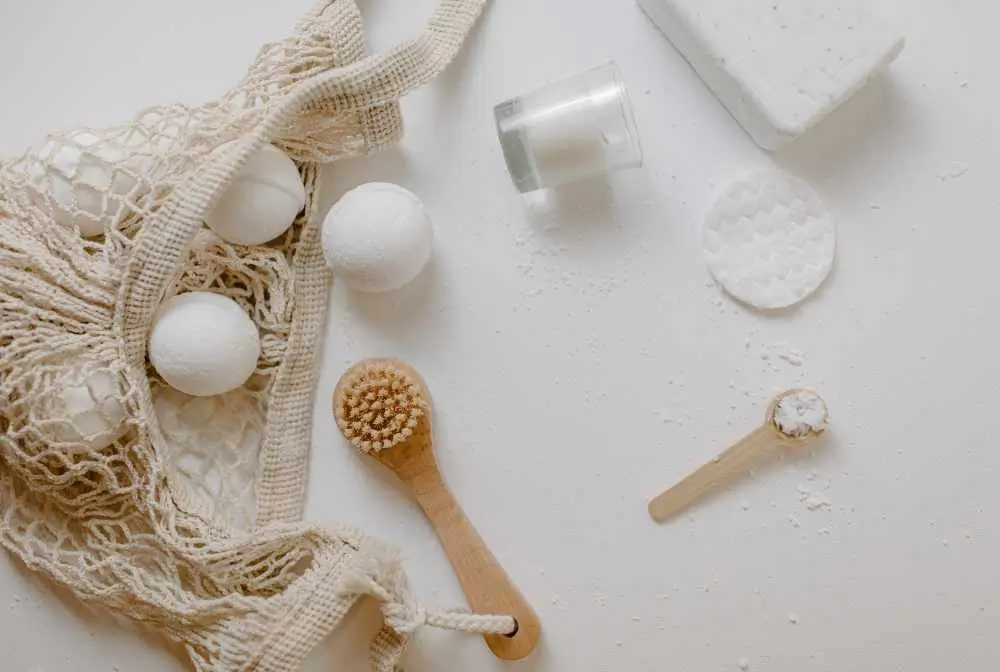 imagem de itens de higiene do bebe como escova e algodão sob a mesa