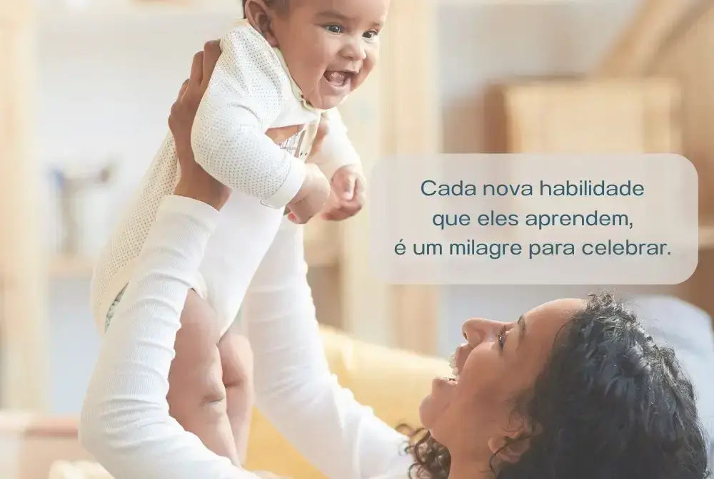 imagem de mulher erguendo bebe para cima segurando pelos braços, ambos sorridentes
