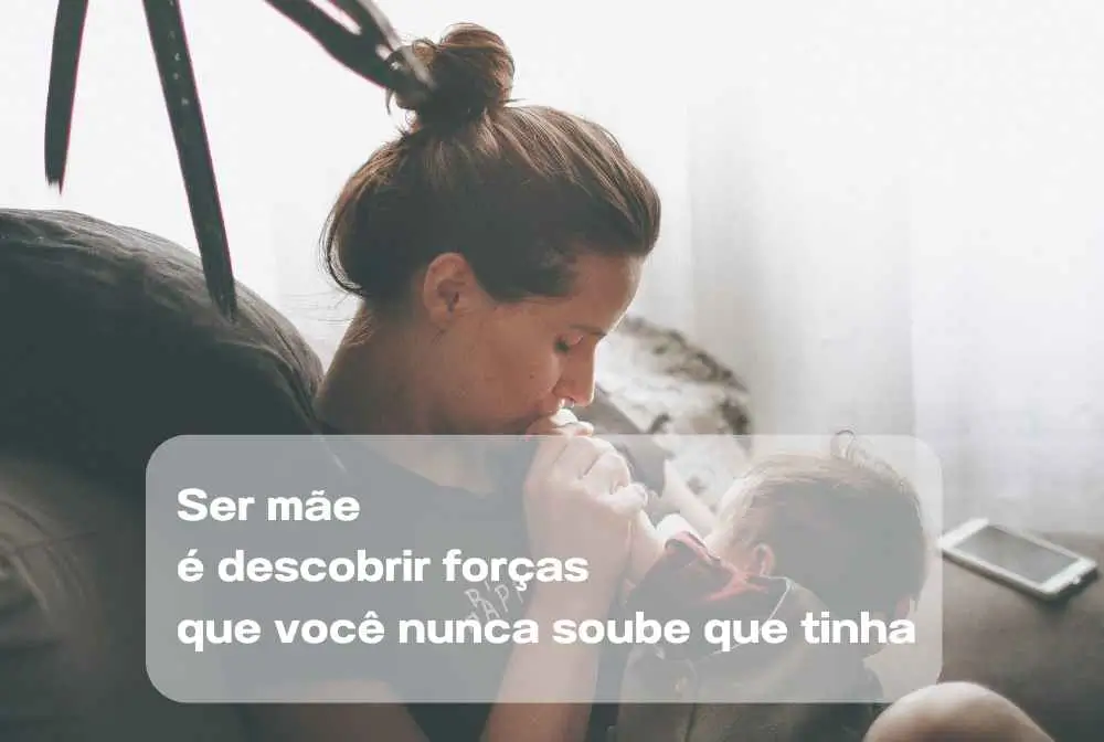 Foto de mulher morena com cabelos presos em coque, sentada e bebê no colo