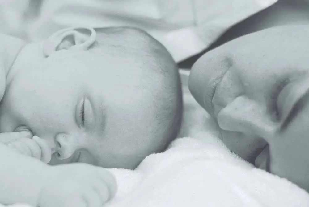 imagem de bebe e mãe deitados lado a lado