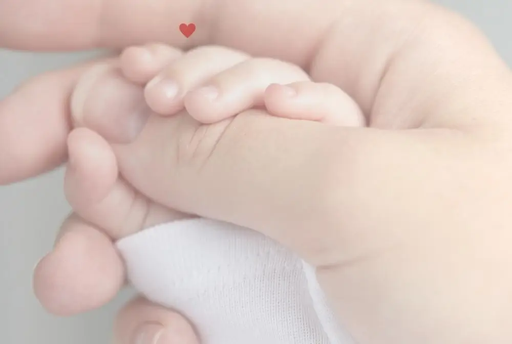 Agradecimento Pelo Convite de Ser Madrinha do Bebê. imagem de mão de um adulto segurando mão de um bebe